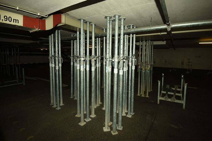 Das Parkhaus unter der Königsstraße musste mit Stahlträgern stabilisiert werden.