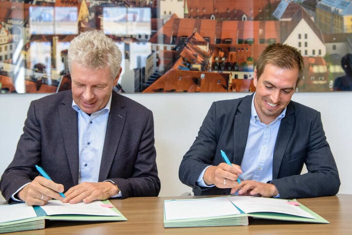 Dieter Reiter (SPD - l), Oberbürgermeister von München, und Philipp Lahm, ehemaliger Profi-Fußballspieler, unterschreiben im Amtszimmer des Oberbürgermeisters Reiter (SPD) einen Botschaftervertrag für die UEFA Euro 2020.