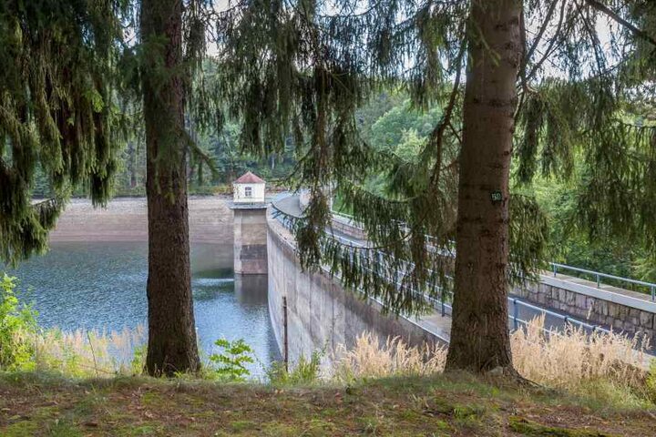 Wasserspeicher in idyllischer Natur: Über die Talsperre Einsiedel fließt frisches Rohwasser nach Chemnitz. Die Stadt verbraucht täglich 33.000 Kubikmeter.