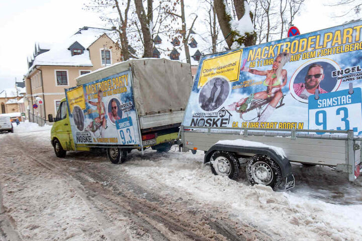 Busen und Bürgermeister auf einem Plakat, frech am Oberwiesenthaler Markt geparkt - das riecht nach Ärger.