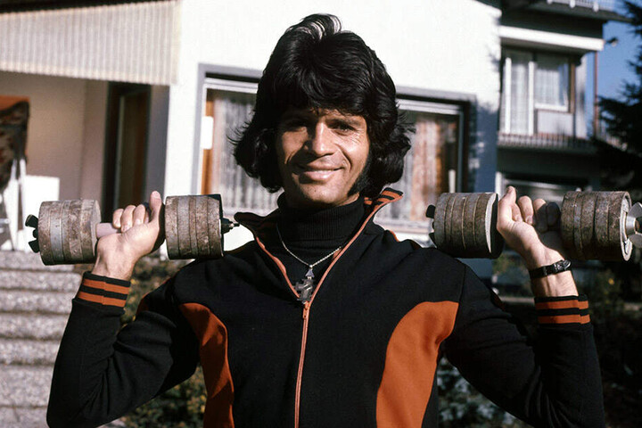 Costa Cordalis absolviert im November 1976 vor seinem Haus in Kniebis bei Freudenstadt sein Fitnesstraining.