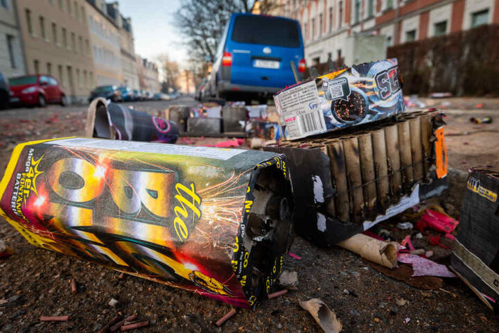 Silvestermüll auf den Straßen: Der ASR hatte am Mittwoch in Chemnitz einiges zu tun.