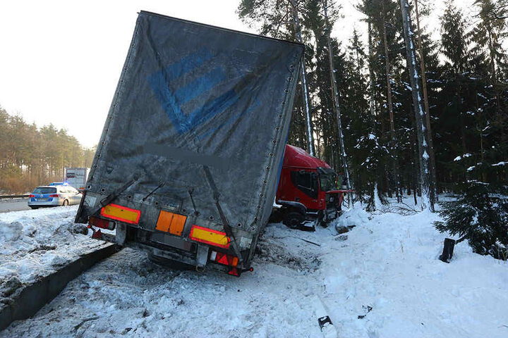 Der Lkw landete im Wald.