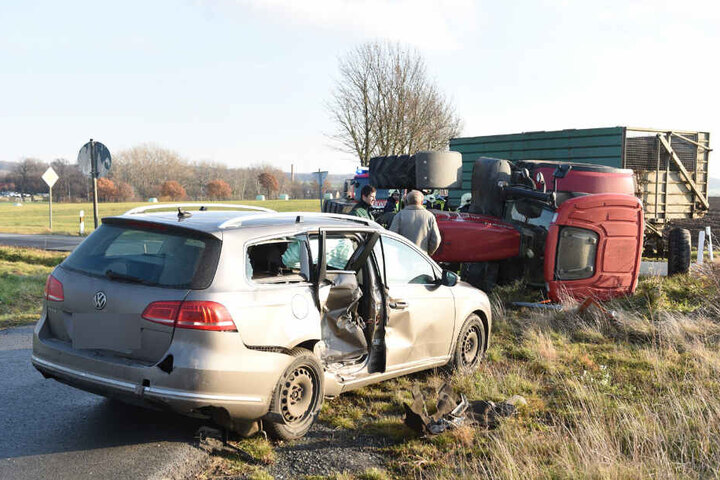 Der VW Golf ist heftig beschädigt.