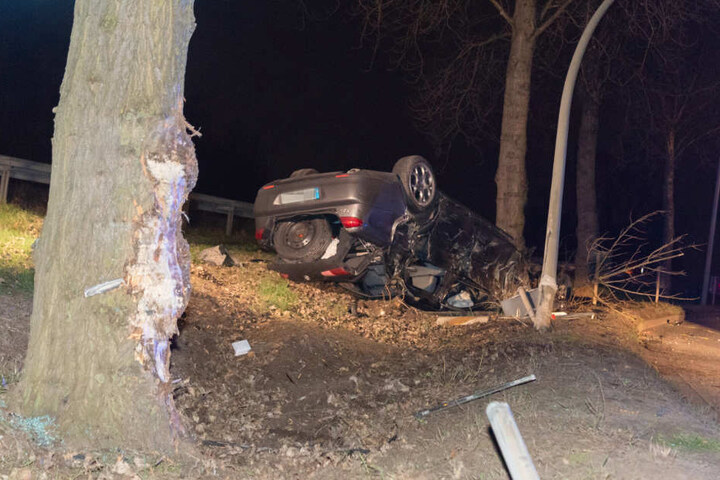 Zuerst touchierte der Fahrer einen Baum.