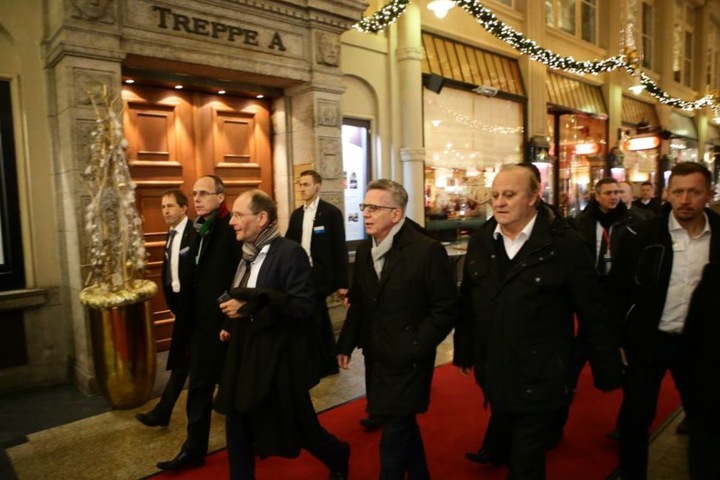 Sachsens Innenminister Markus Ulbig und Bundesinnenminister Thomas de Maizière (beide CDU) auf dem Weg zu Auerbachs Keller.