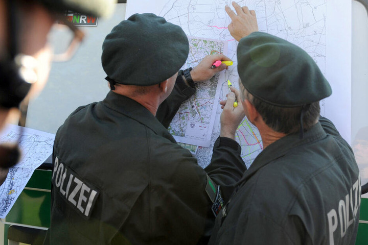 Polizeibeamte bei der Vermisstensuche. (Symbolbild)