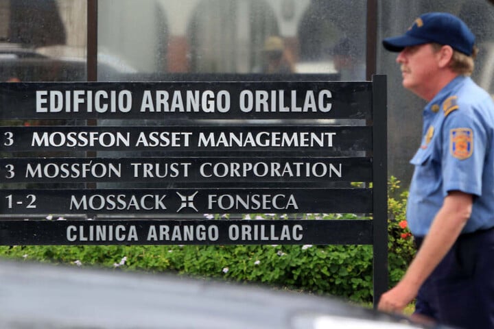 Ein privater Sicherheitsmann geht an der Firmenzentrale von Mossack Fonseca in Panama City vorbei.