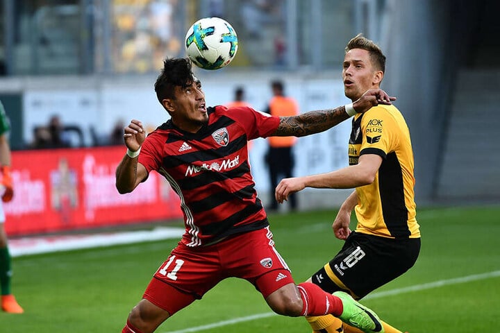 Bald Teamkollegen? Dario Lezcano (l.) im Duell mit Jannik Müller.