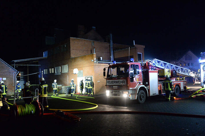 Die Löschzüge aus Mastholte und Rietberg waren vor Ort, die Feuerwehr Delbrück kam mit einer Drehleiter.