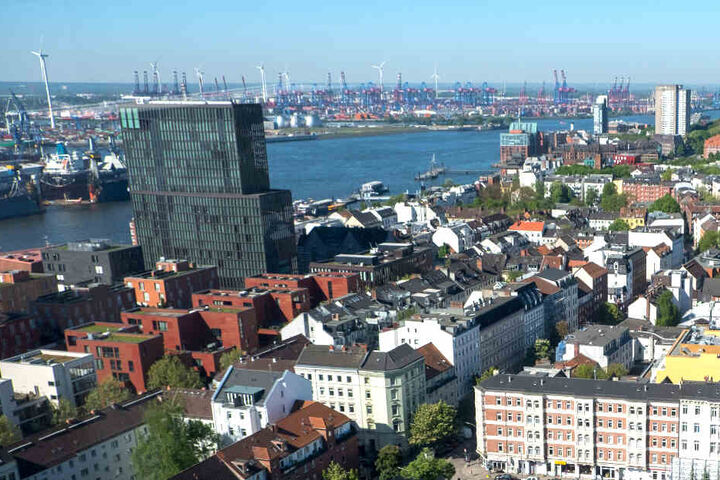 Blick von oben auf das Hamburger Hafenviertel.