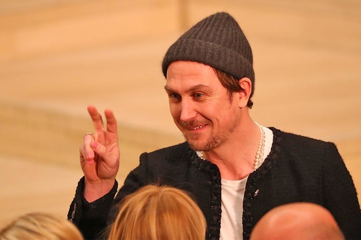 Lars Eidinger vor der exklusiven Modenschau im Großen Saal der Elbphilharmonie in Hamburg. Designer Lagerfeld hat dort mit prominenten Gästen am 06.12.2017 Premiere gefeiert.