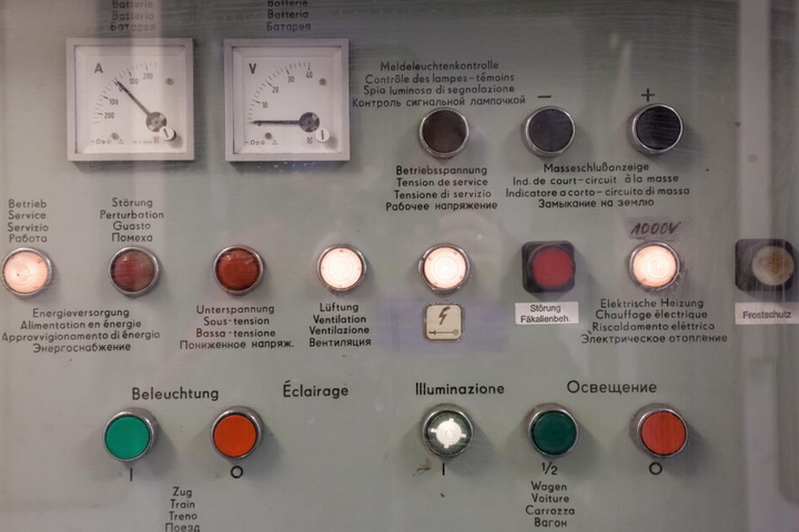 Auf den Schalttafeln herrscht noch der Reichsbahn-Charme.