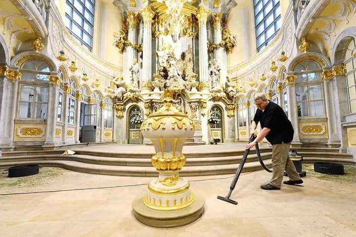 Küster Lutz Pesler (47) legt mit Hand an und säubert den Altarraum.