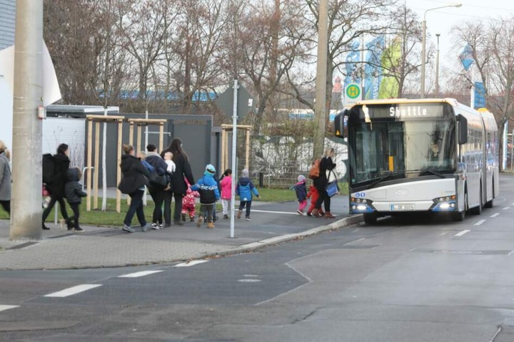Ein Shuttle bringt die Kita-Kids in eine Notunterkunft.
