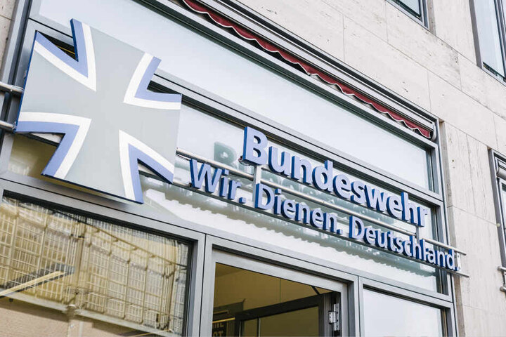 Wer Soldat bei der Bundeswehr ist, darf bald gratis Zug fahren.