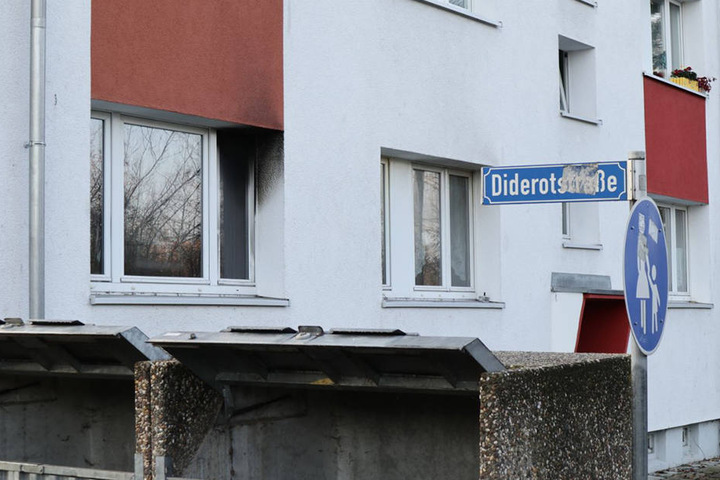 Auf der Couch der in Flammen stehenden Wohnung wurde ein toter Mann gefunden.