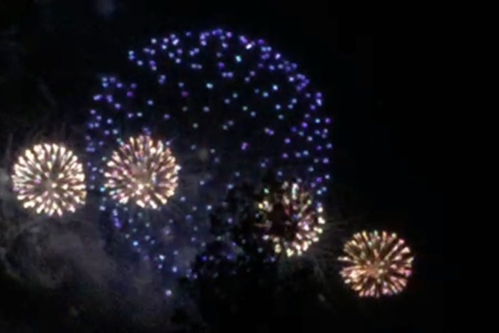 Das Feuerwerk fand zum Jubiläum der Stadtbahn statt.