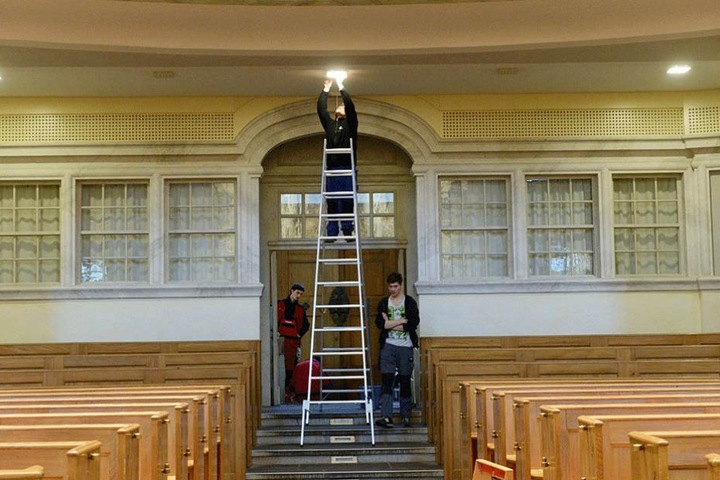Leuchtmittel werden ausgetauscht.