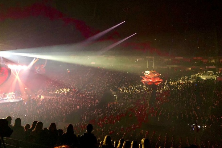 Die Kölner Lanxess-Arena war beim Konzert von Shawn Mendes am Montagabend richtig voll.