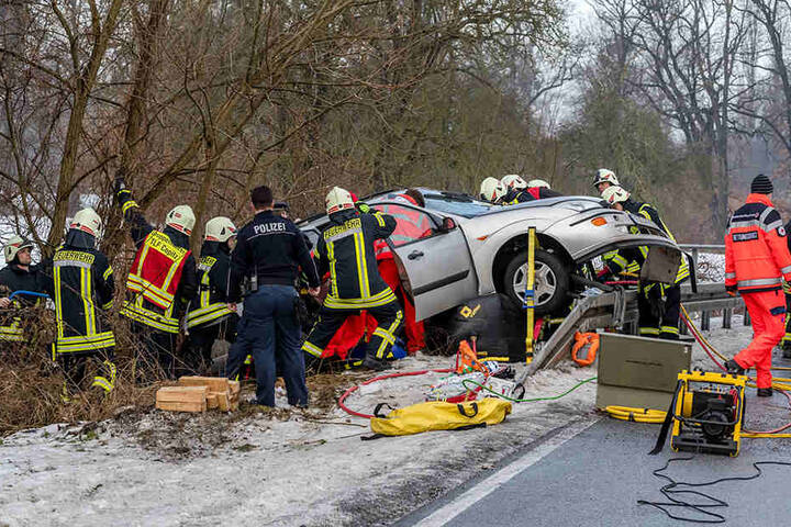 Die Frau musste über die Beifahrerseite aus ihrem Auto befreit werden.