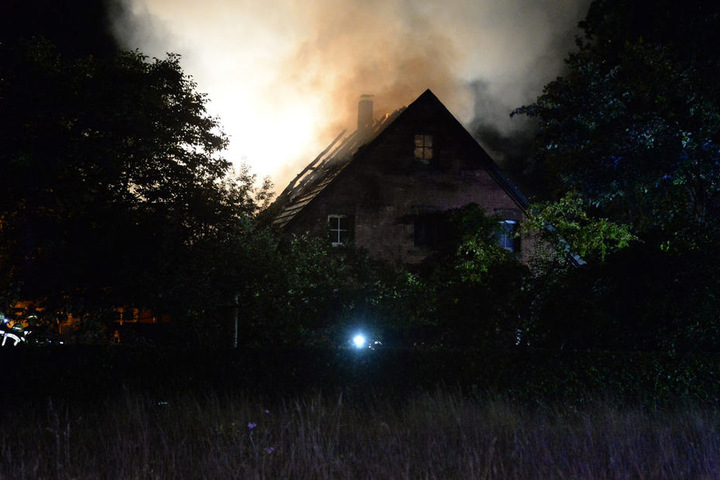 Ein Passant bemerkte das Feuer und alarmierte die Feuerwehr.