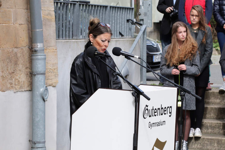 Die Schulleiterin sprach sich für Solidarität mit Betroffenen von Schulmassakern auf der ganzen Welt aus.