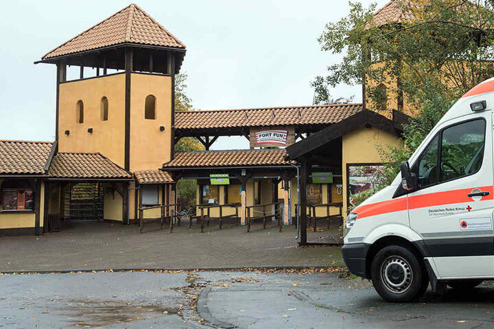 Der Rettungsdienst im Park hat den schwer verletzten Jungen sofort versorgt.