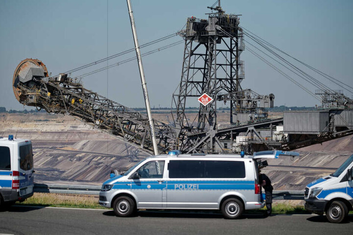 Polizeiautos stehen am Rand des Braunkohletagebau Garzweiler.