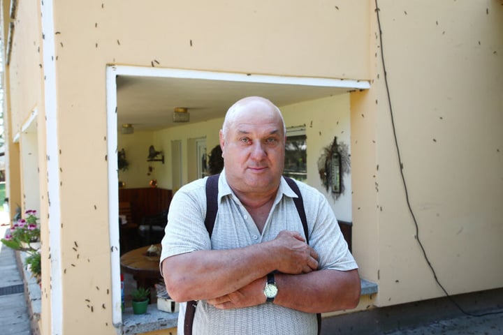 Hartmut Zenner ist Anwohner in der Straße, sein Haus ist von den Raupen befallen worden.