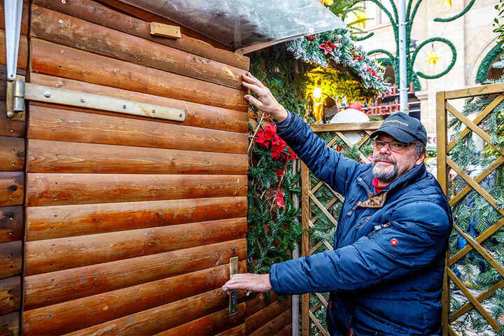Lothar Noack (65) war entsetzt, als er die kaputte Tür und die eingedrückte Jalousie sah.