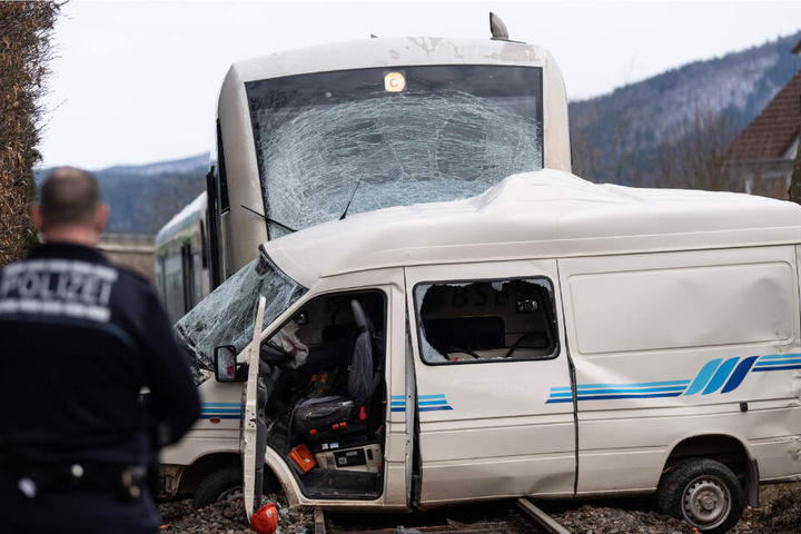 Der Wagen wurde von einem Zug mitgerissen.