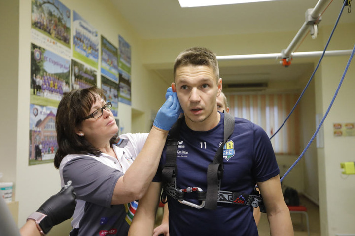 Am ersten Trainingstag im neuen Jahr passierte noch nicht viel. In Zweiergruppen mussten die CFC-Spieler zum Laktattest antreten. Hier wird Torjäger Daniel Frahn "angezapft".