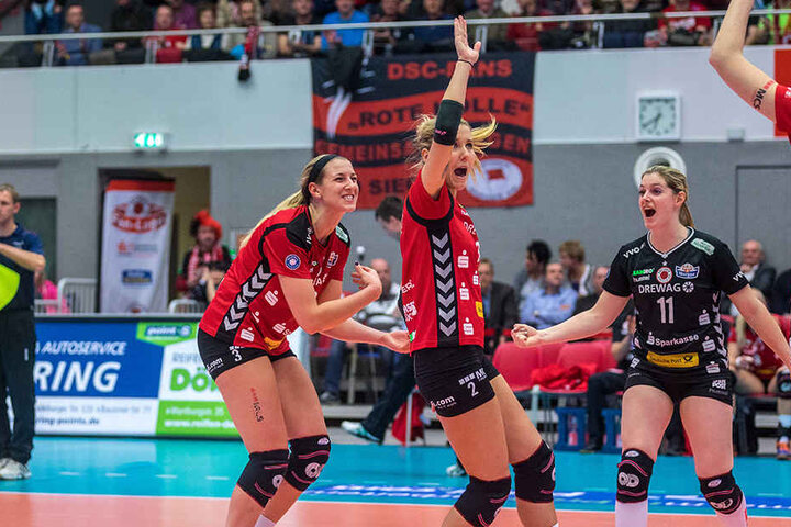 Große Freude bei Jocelynn Birks, Mareen Apitz und Valérie Courtois (v.li).