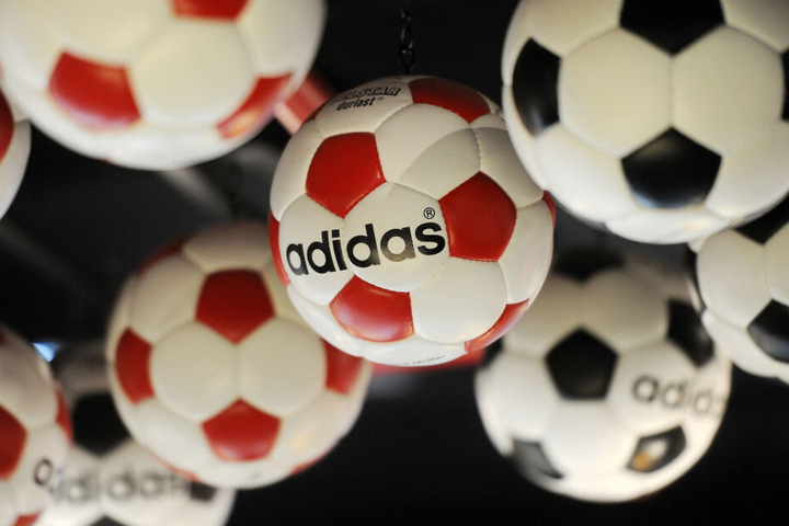 Fußbälle der Marke Adidas hängen an der Decke des Vereinsmuseums FC Bayern Erlebniswelt in der Allianz Arena.