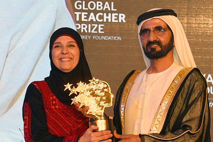 2016 ging der Preis an Hanan al-Hroub. Überreicht wurde er von Scheich Mohammed bin Rashid Al Maktoum
