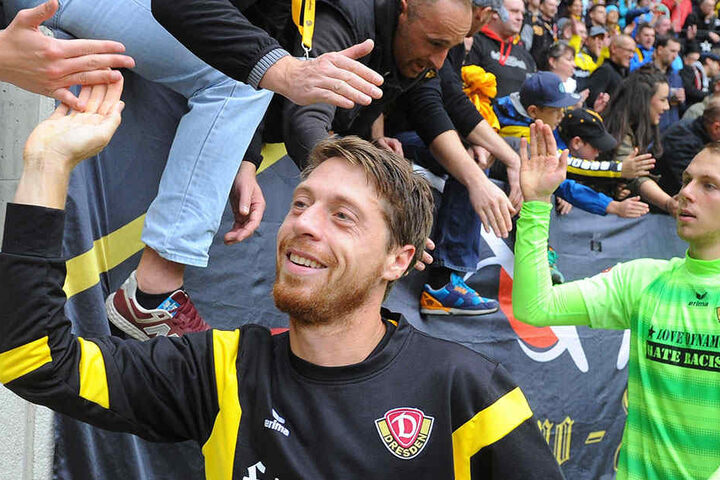 Nach einem 5:0 - und das auch noch am Geburtstag- klatscht es sich für "Lumpi“ & Co. natürlich lächelnd mit den Fans ab.