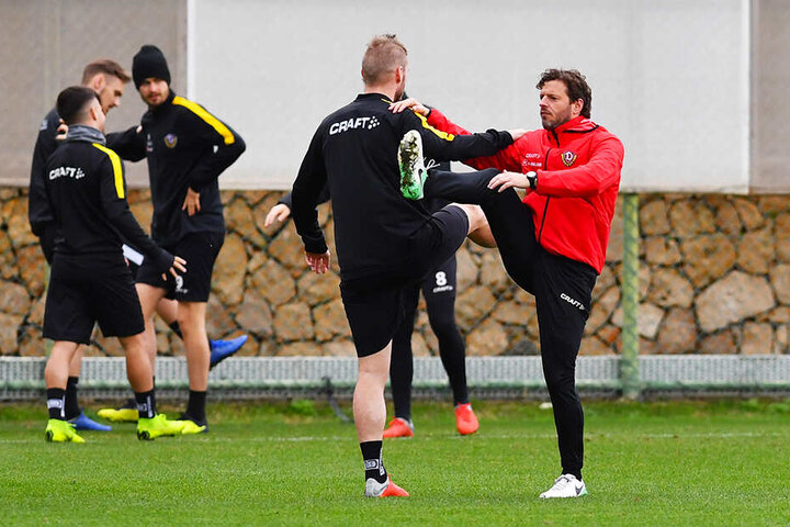 Erwärmung mit Philippe Hasler (r.), der hier Dynamo-Kicker Brian Hamalainen zeigt, wie's richtig gemacht wird.