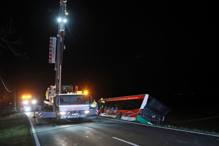 Während der Bergungsarbeiten war die B101 zeitweise gesperrt.