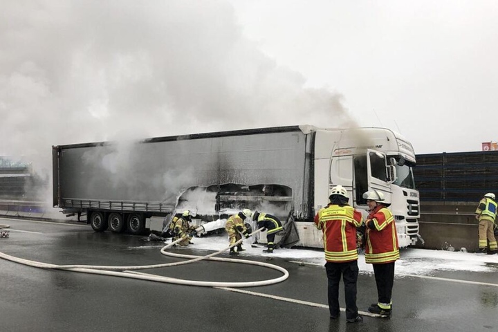 Der Fahrer des Lasters wurde in der Kabine eingeklemmt.