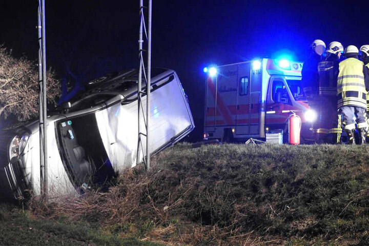 Die S 38 wurde im Unfallbereich voll gesperrt. Die Unfallursache ist noch völlig unklar.