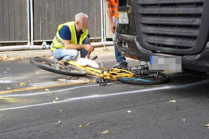 Das Fahrrad geriet unter den Sattelzug.