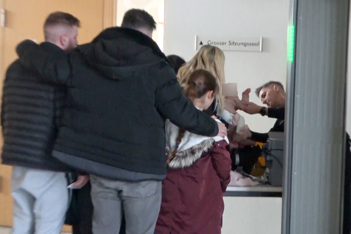 Die Justizbeamten im Magdeburger Landgericht kontrollieren jeden Besucher.