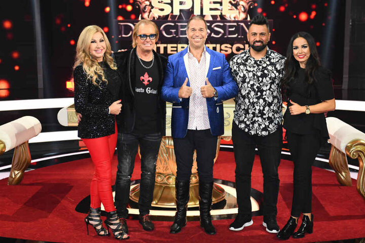Carmen und Robert Geiss treten gegen am Montag gegen Sabit und Esra an. In der Mitte steht Moderator Kai Ebel.