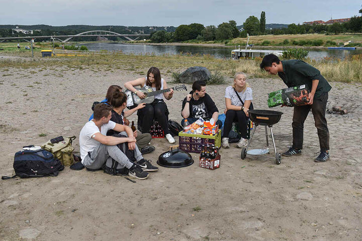 An der Elbe sowie im Stadtgebiet hat die Stadt öffentliche Grillplätze eingerichtet.