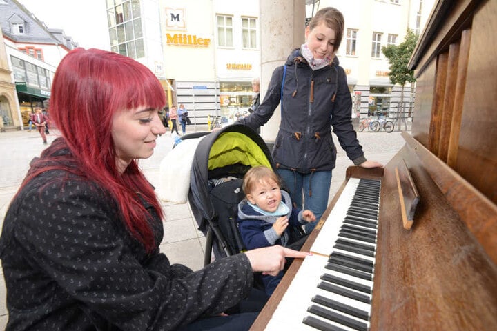 Virginia Rother (23) spielte schon mit Sohn Lukas (1) und Freundin Lisa Betz (23) auf dem Klavier für Jedermann.