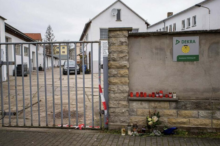 Rund um die Fahrzeuge auf dem Hof fanden die Ermittler Blutspuren.