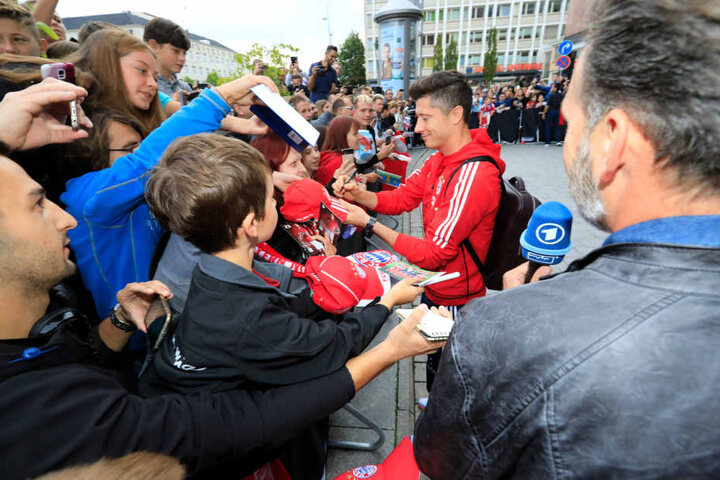 Robert Lewandowski beim Autogramme geben vorm Hotel an der Oper.