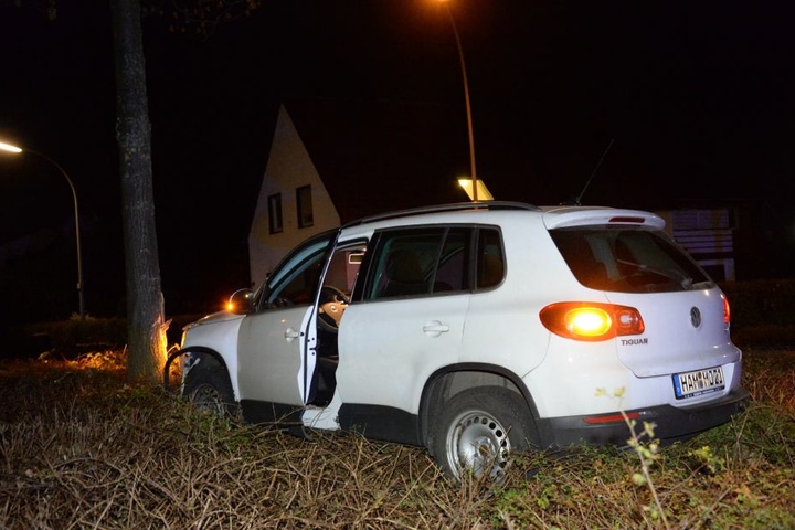 Gegen den einzigen Baum auf dem Kreisel knallte die Frau.