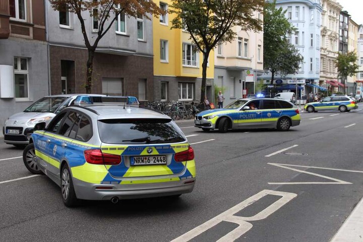 Der Tatort war mehrere Stunden abgesperrt, Polizisten suchten das Gebiet mit Spürhunden ab.